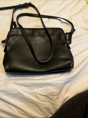 Minimalist Black Crossbody Bag with Adjustable Strap